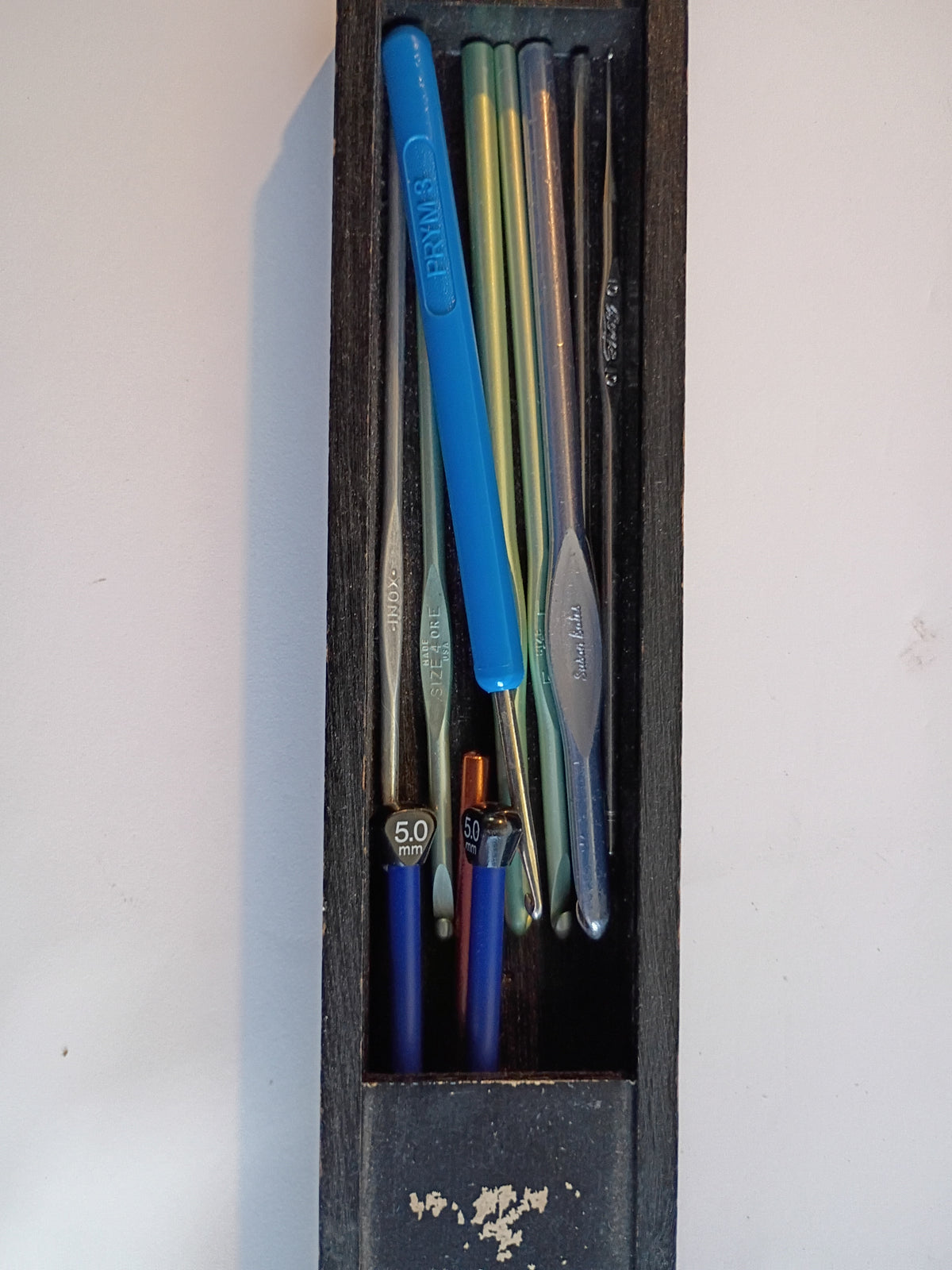 Vintage Hakelnadeldose Knitting Box w/knitting needles