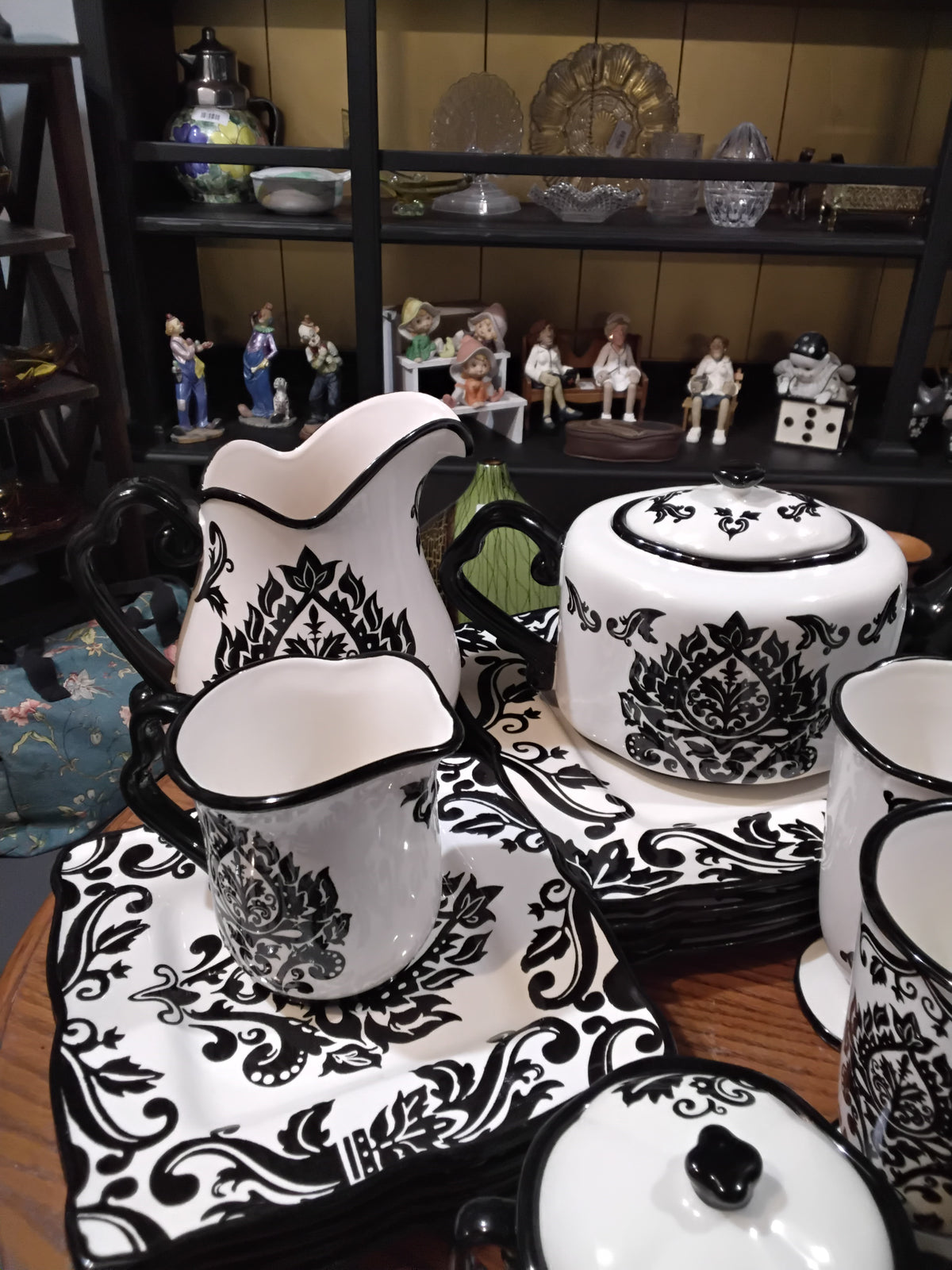 16 Piece Damask Dining & Tea Set